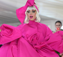 Lady Gaga założyła sukienkę od polskiej projektantki! Fanką marki jest także Margot Robbie