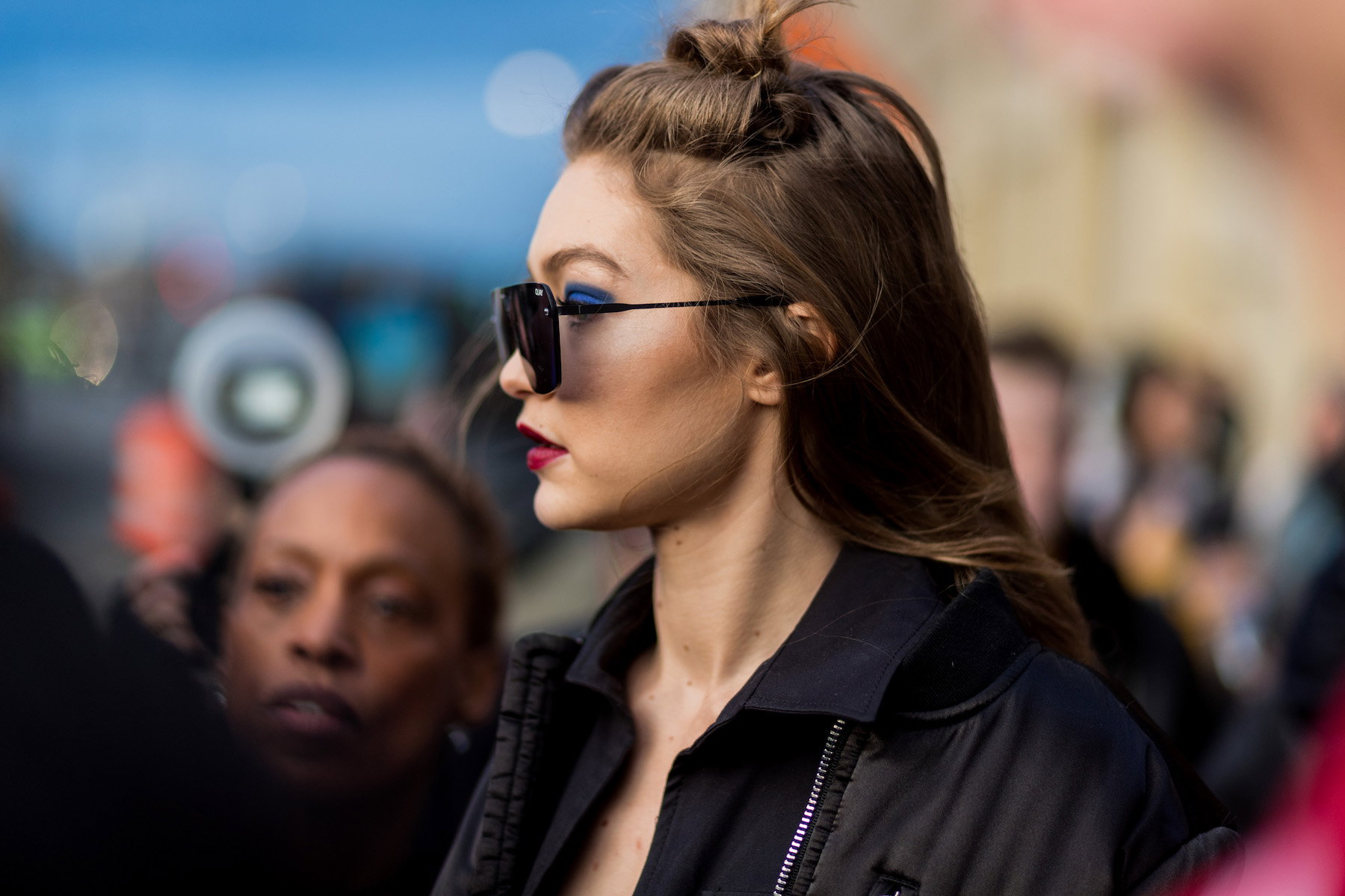 Kiczowata biżuteria popularna w latach 90. powraca! Gigi Hadid i królowa Elżbieta przekonują, że warto dać jej szansę!