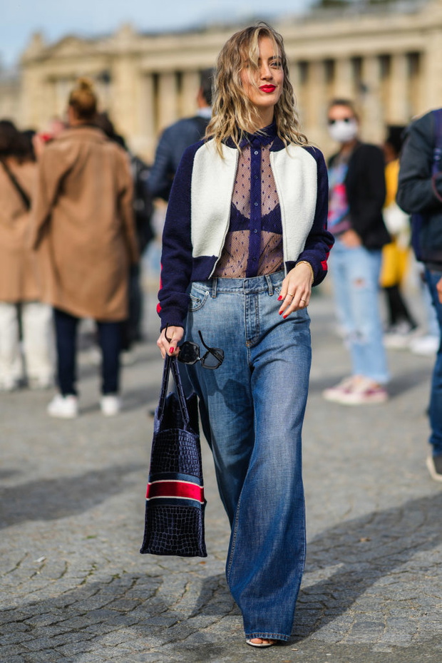 Street Style : Day Two - Paris Fashion Week - Womenswear Spring Summer 2022