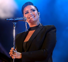 Demi Lovato ma tatuaż na głowie. Co oznacza tatuaż pająk?