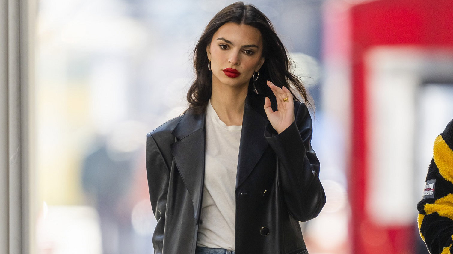 Stylizacja Emily Ratajkowski to klasyczny zestaw zaczerpnięty z szaf Francuzek. Wystarczą te 3 rzeczy, żeby wyglądać równie zachwycająco
