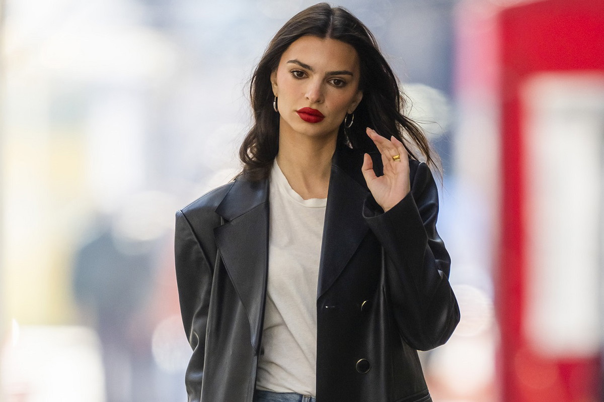 Stylizacja Emily Ratajkowski to klasyczny zestaw zaczerpnięty z szaf Francuzek. Wystarczą te 3 rzeczy, żeby wyglądać równie zachwycająco