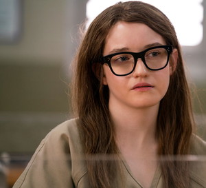Julia Garner jako Anna Delvey