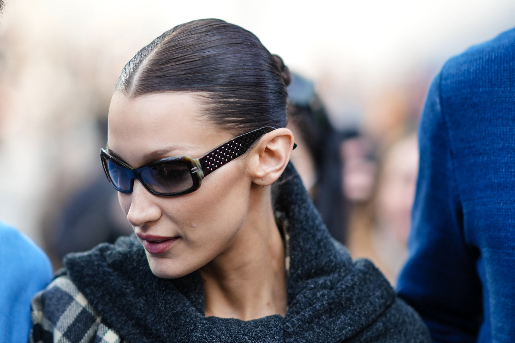 Bermudy: Bella Hadid przekonuje, że to właśnie te spodnie będziemy nosić wiosną! I daje przykład, jak to robić