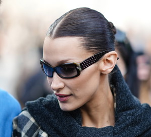 Bermudy: Bella Hadid przekonuje, że to właśnie te spodnie będziemy nosić wiosną! I daje przykład, jak to robić