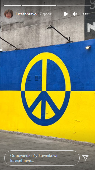 Lucas Bravo jest w Warszawie i wspiera ofiary wojny w Ukrainie