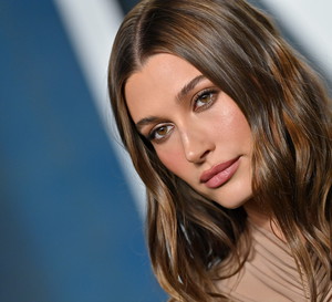 Hailey Bieber ujawniła, jak wygląda jej codzienna urodowa rutyna w te dni, kiedy nie ma czasu i nic jej się nie chce