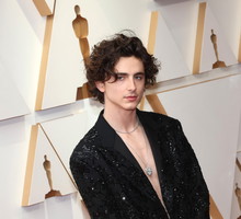 Oscary 2022: Timothée Chalamet znów zaskoczył stylizacją na czerwonym dywanie. Wyglądał hot, ale...