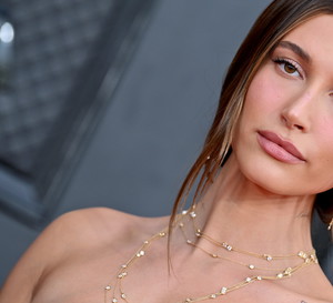 Hailey Bieber dosadnie skomentowała plotki o ciąży