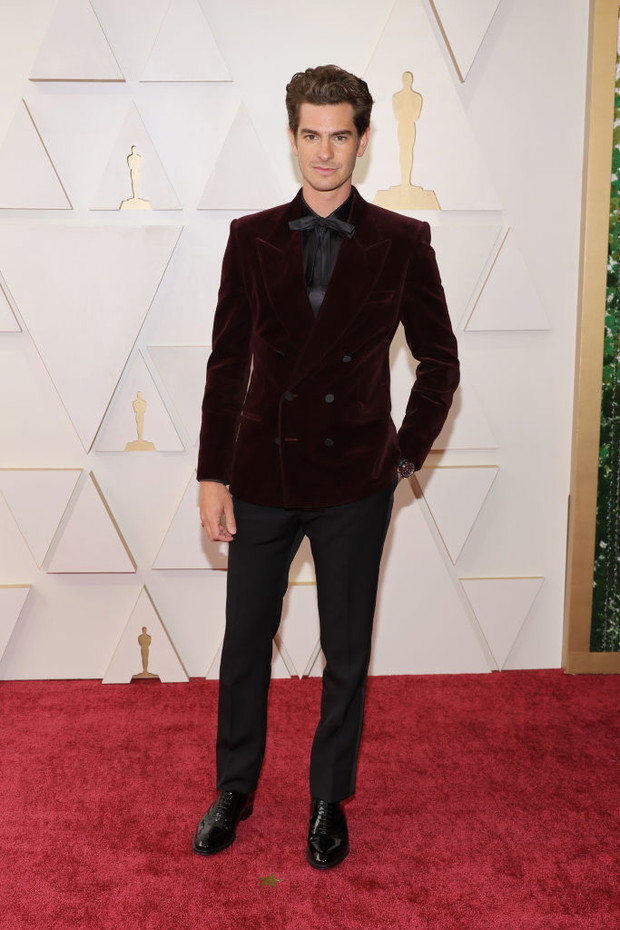 Oscary 2022 stylizacje gwiazd: Andrew Garfield