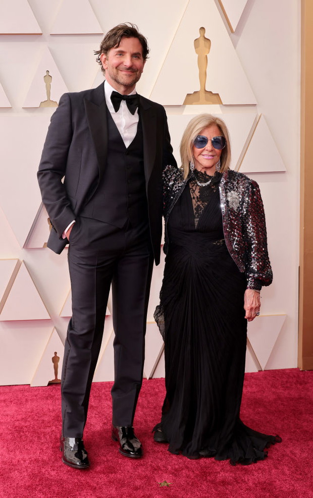 Oscary 2022 stylizacje gwiazd: Bradley Cooper z mamą