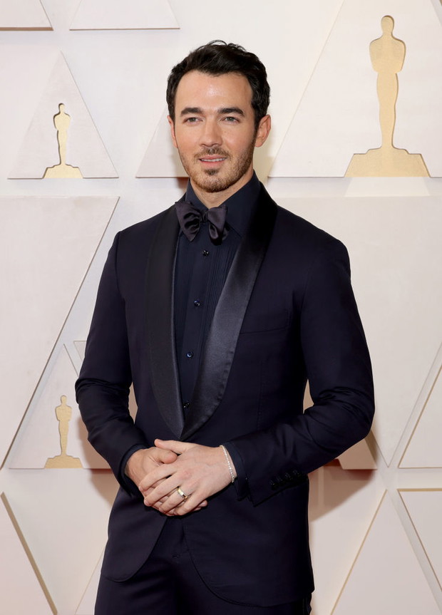 Oscary 2022 stylizacje gwiazd: Kevin Jonas