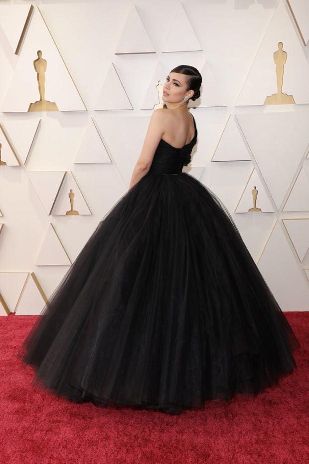 Oscary 2022 stylizacje gwiazd: Sofia Carson