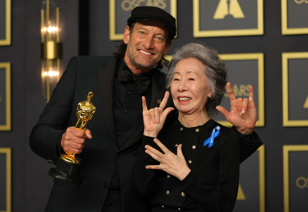 Troy Kotsur i Yeo-Jong Yun na gali wręczenia Oscarów