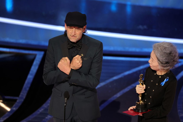 Troy Kotsur i Yeo-Jong Yun na gali wręczenia Oscarów