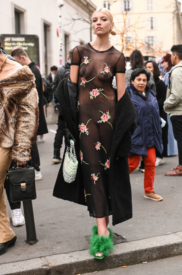 Street Style : Day Four - Paris Fashion Week - Womenswear F/W 2022-2023