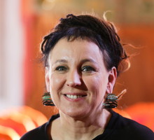 Powstał kalkulator książek Olgi Tokarczuk. Sprawdźcie, ile zajmie wam przeczytanie tytułów noblistki