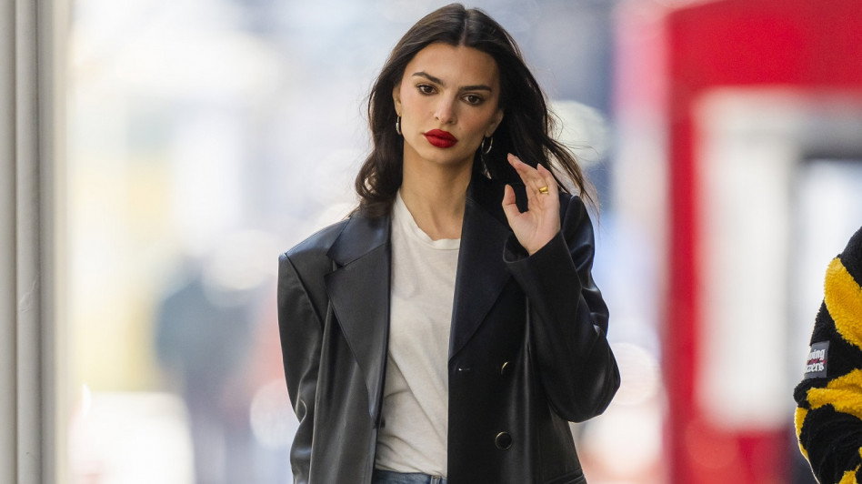 Stylizacja Emily Ratajkowski to klasyczny zestaw zaczerpnięty z szaf Francuzek. Wystarczą te 3 rzeczy, żeby wyglądać równie zachwycająco