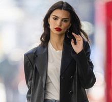 Stylizacja Emily Ratajkowski to klasyczny zestaw zaczerpnięty z szaf Francuzek. Wystarczą te 3 rzeczy, żeby wyglądać równie zachwycająco