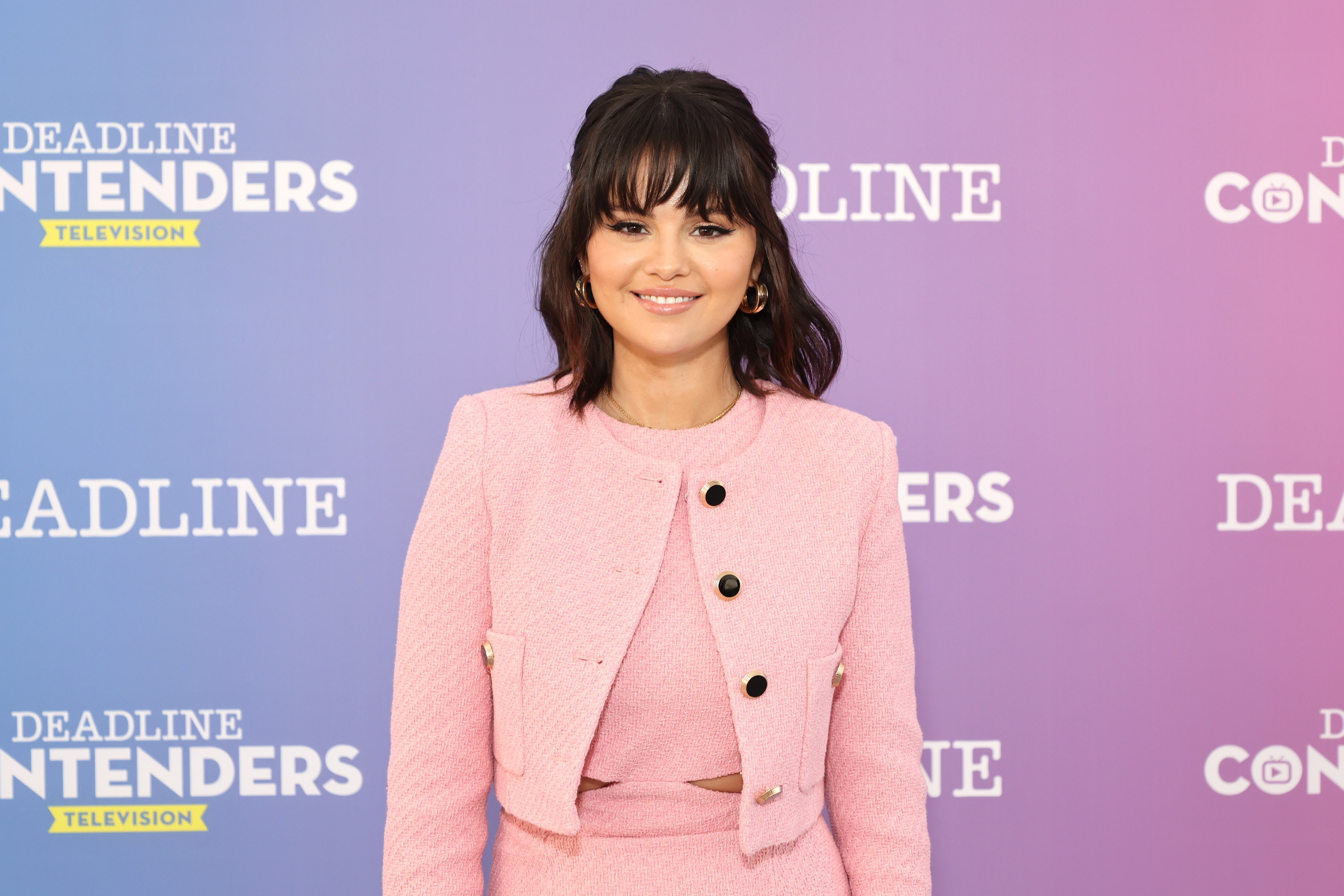 Selena Gomez zachwyciła stylizacji z sieciówki. Sukienka i marynarka, które wybrała, nadal są w sprzedaży!