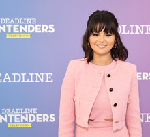 Selena Gomez zachwyciła stylizacji z sieciówki. Sukienka i marynarka, które wybrała, nadal są w sprzedaży!