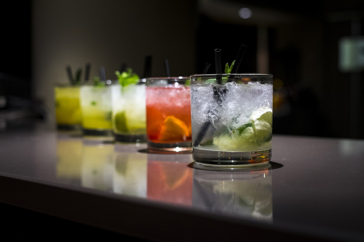 Drinki z wódką czystą i smakową: proste, kolorowe i domowe