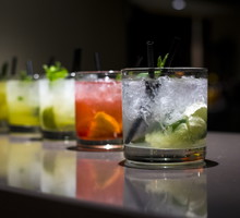 Drinki z wódką czystą i smakową: proste, kolorowe i domowe