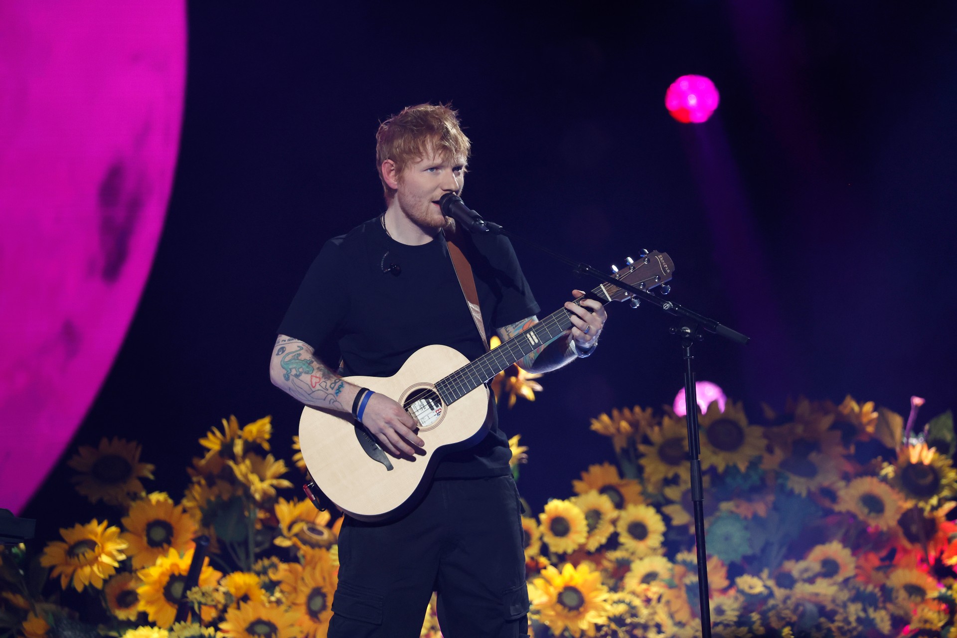 Ed Sheeran podczas koncertu dla Ukrainy