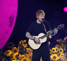 Ed Sheeran podczas koncertu dla Ukrainy