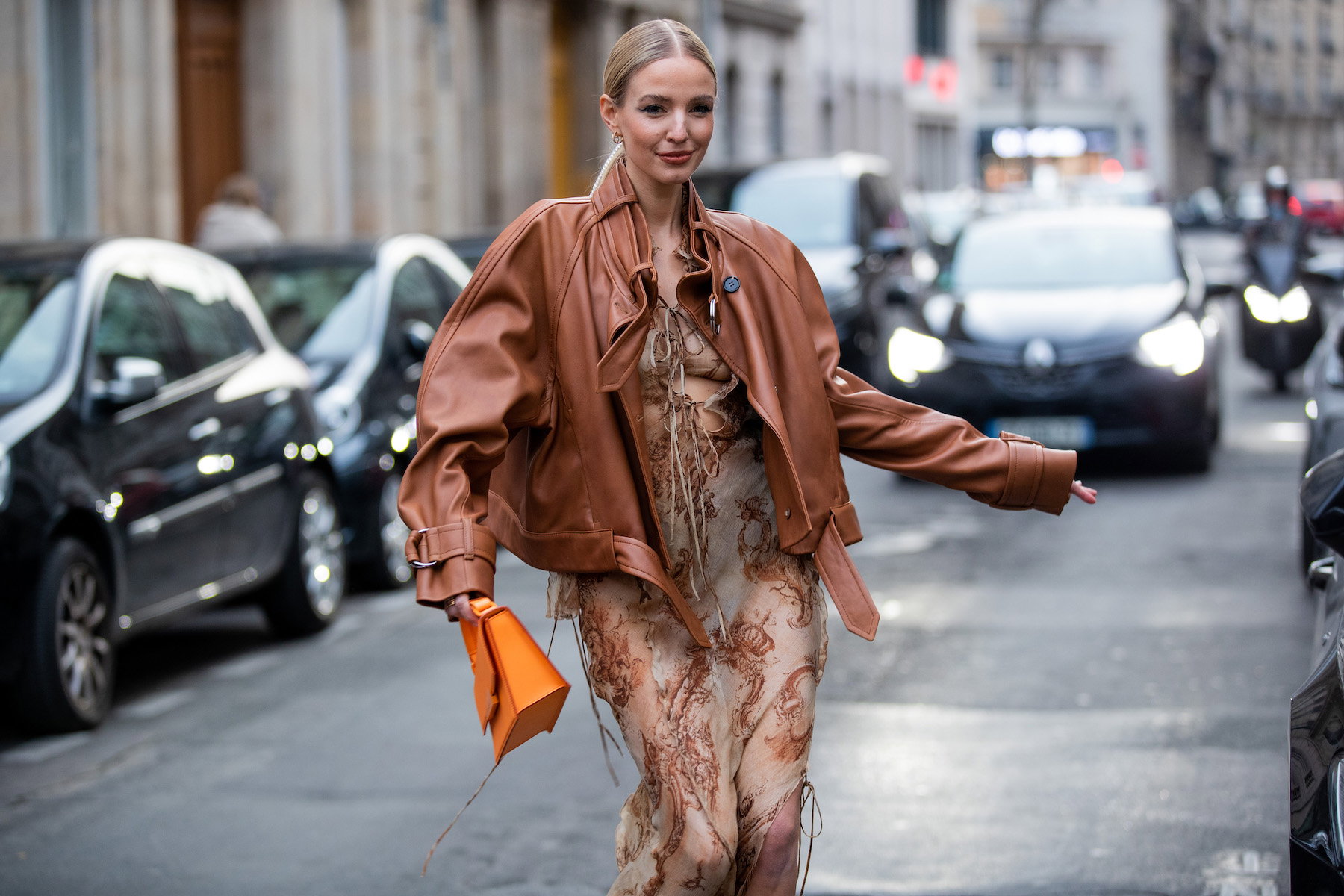 To właśnie te buty i sukienka stanowią najmodniejszy zestaw na wiosnę i lato 2022. Wśród fanek: Kate Moss i Leonie Hanne