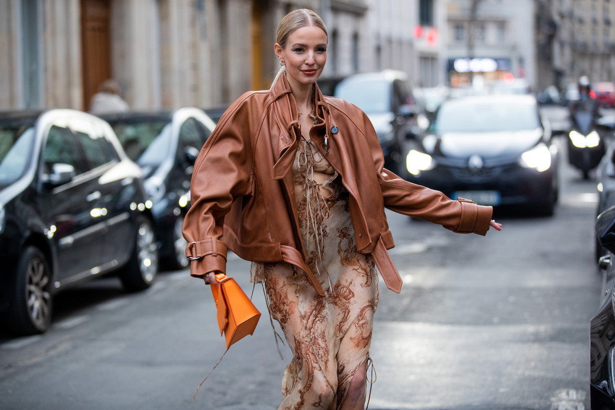 To właśnie te buty i sukienka stanowią najmodniejszy zestaw na wiosnę i lato 2022. Wśród fanek: Kate Moss i Leonie Hanne