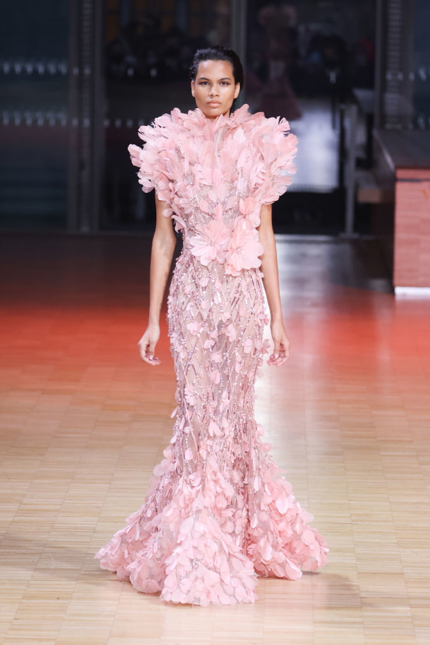 Elie Saab : Runway - Paris Fashion Week - Haute Couture Spring/Summer 2022