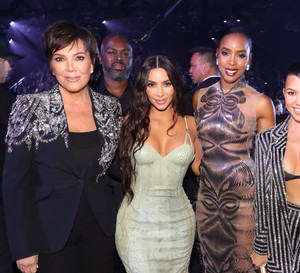Kris Jenner wyznała, którą córkę kocha najbardziej! W klanie Kardashian-Jenner zrobiło się gorąco
