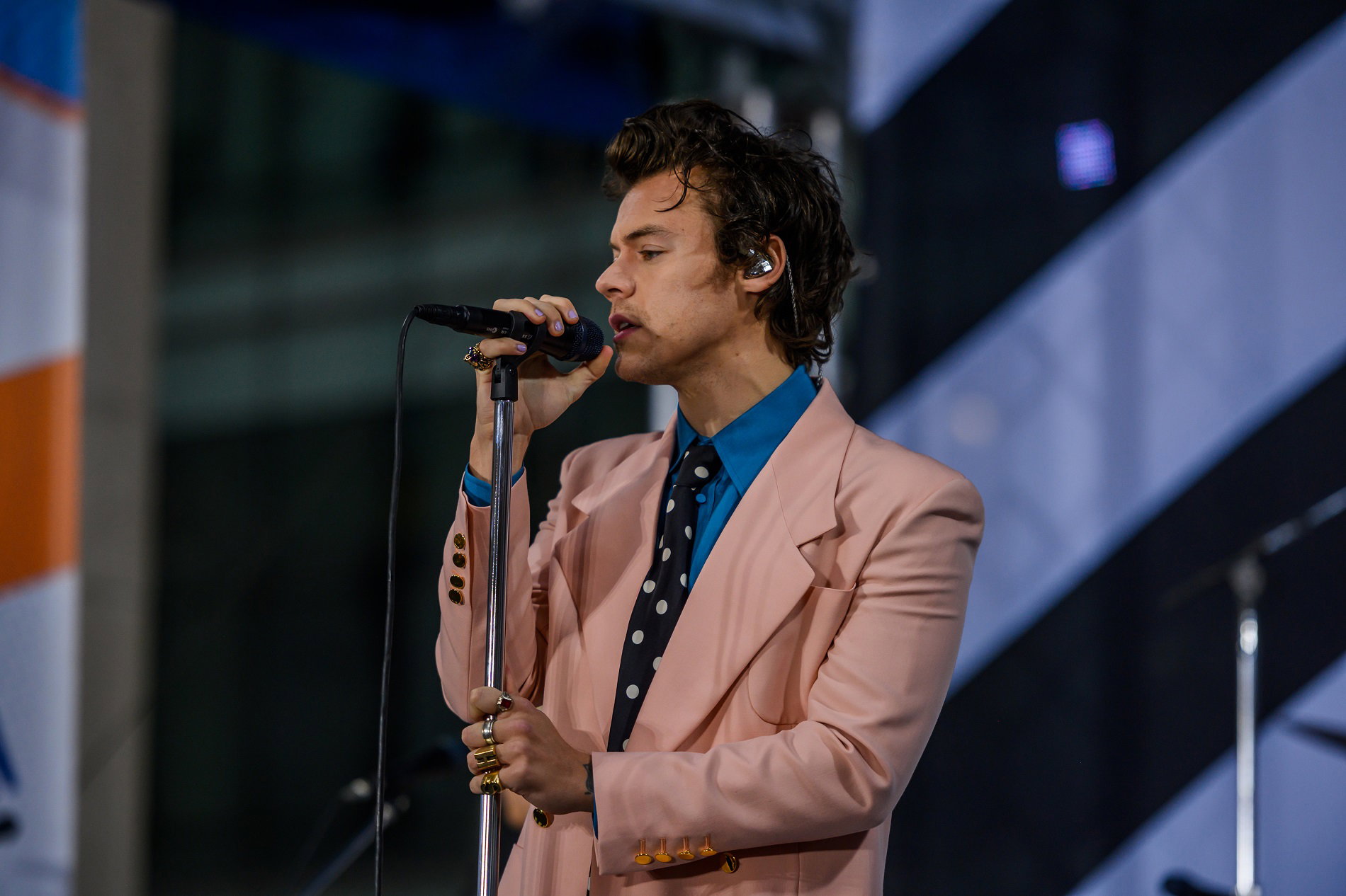 Modne paznokcie 2022: Harry Styles sprawił, że ten odcień znów jest hitem