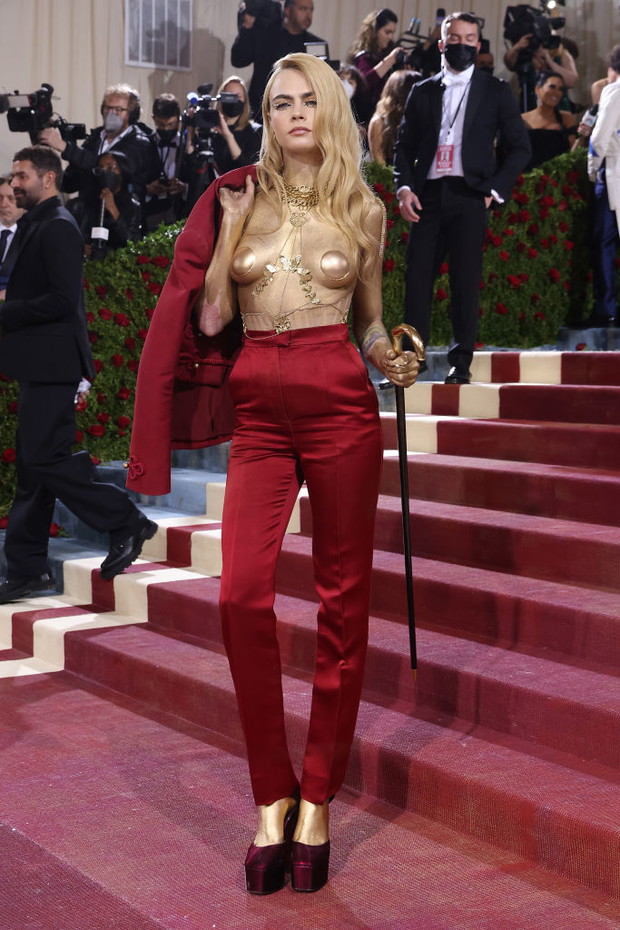 Met Gala 2022 stylizacje gwiazd: Cara Delevingne