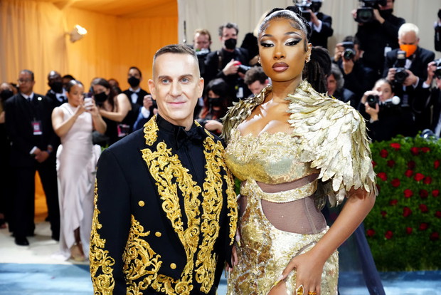 Met Gala 2022 stylizacje gwiazd: Jeremy Scott i Megan Thee Stallion