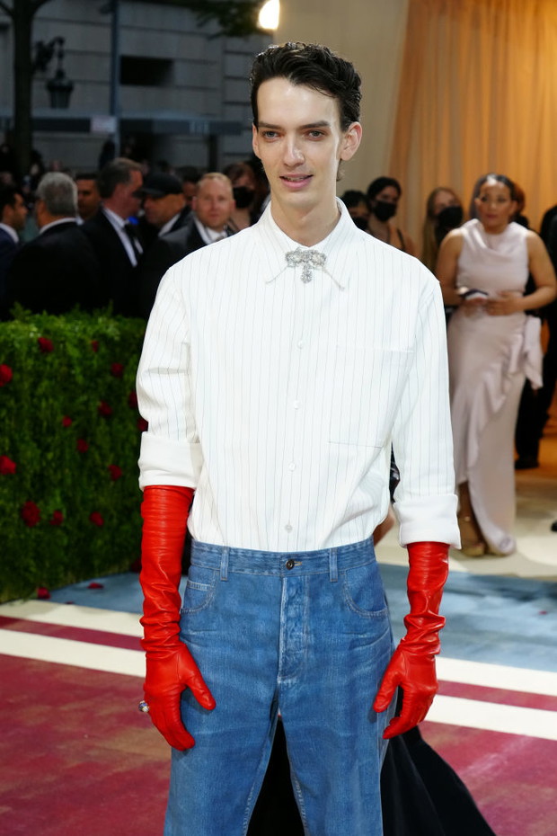 Met Gala 2022 stylizacje gwiazd: Kodi Smit-McPhee