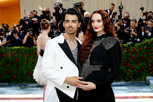 Met Gala 2022 stylizacje gwiazd: Sophie Turner (oficjalnie w drugiej ciąży) i Joe Jonas