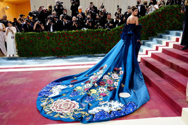 Met Gala 2022 stylizacje gwiazd: Taylor Hill