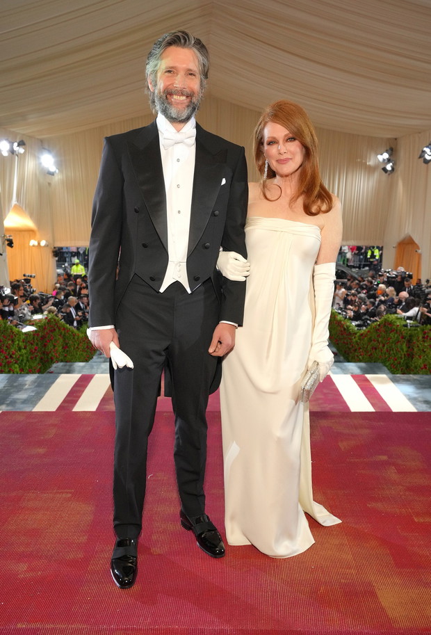 Meta Gala 2022 - Julianne Moore i Bart Freundlich