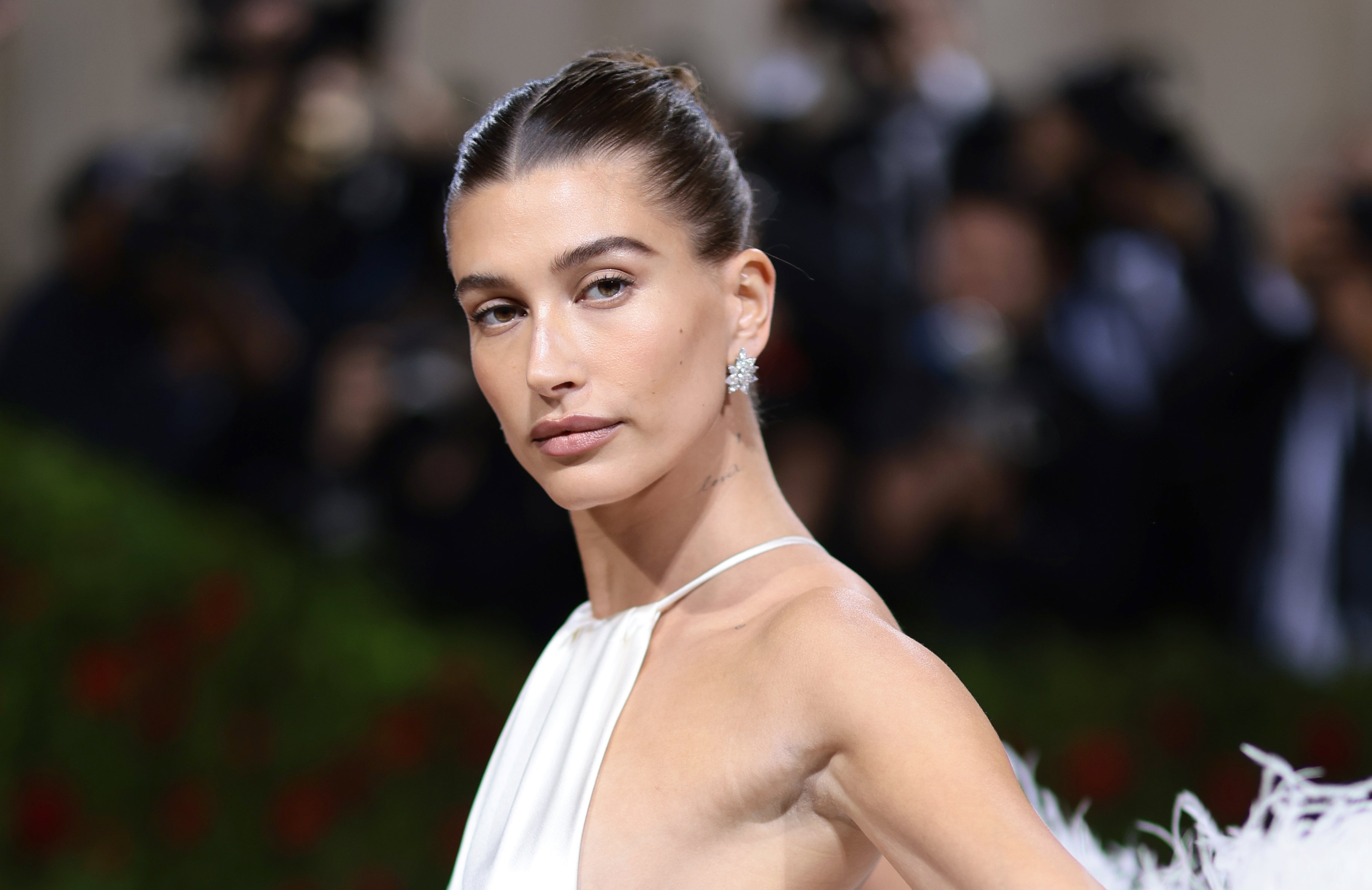 Modne paznokcie 2022: Hailey Bieber lansuje pearl pink manicure