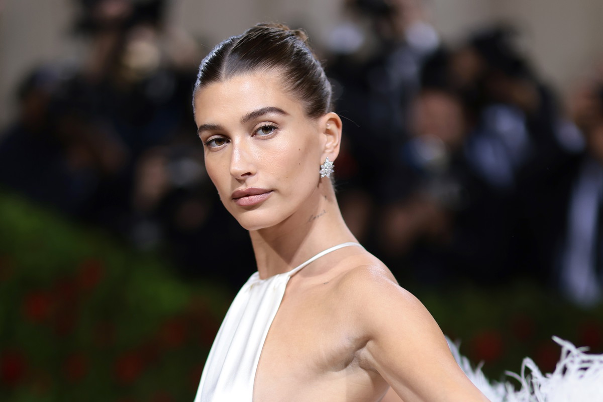 Modne paznokcie 2022: Hailey Bieber lansuje pearl pink manicure