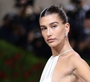 Modne paznokcie 2022: Hailey Bieber lansuje pearl pink manicure