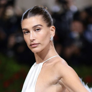 Modne paznokcie 2022: Hailey Bieber lansuje pearl pink manicure