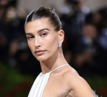 Modne paznokcie 2022: Hailey Bieber lansuje pearl pink manicure