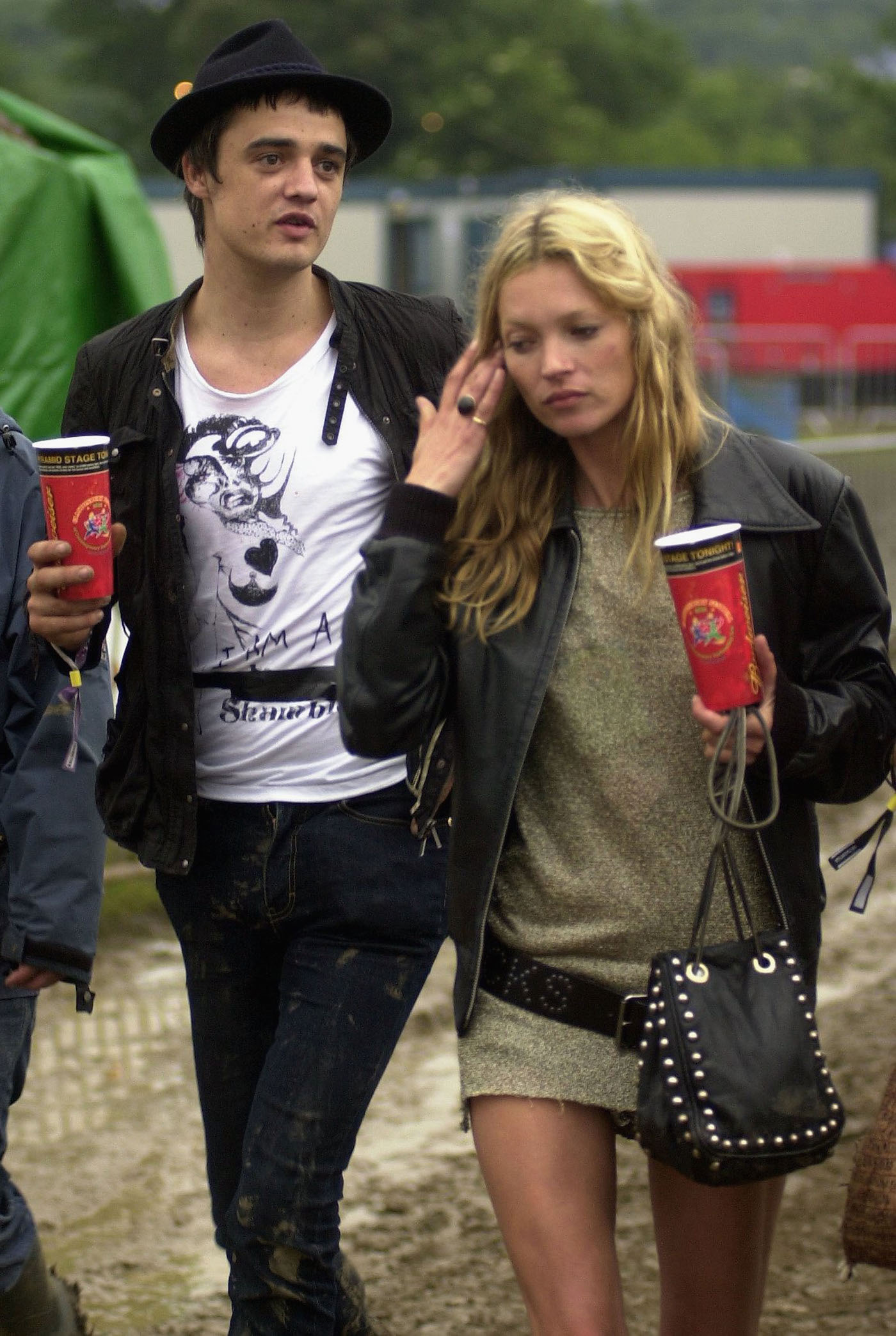 Indie sleaze powraca! Szalony styl z lat 2000. kochały Kate Moss, Sienna Miller i Blake Lively w „Plotkarze”. Pamietacie?