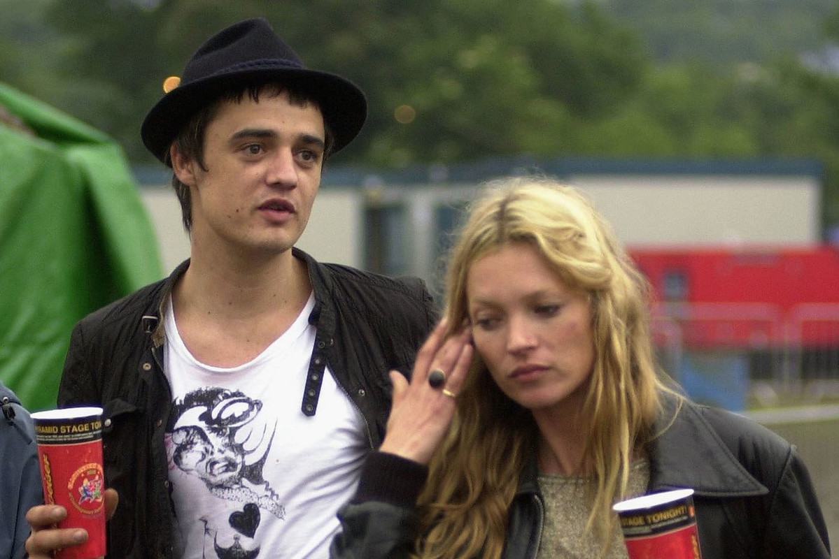 Indie sleaze powraca! Szalony styl z lat 2000. kochały Kate Moss, Sienna Miller i Blake Lively w „Plotkarze”. Pamietacie?