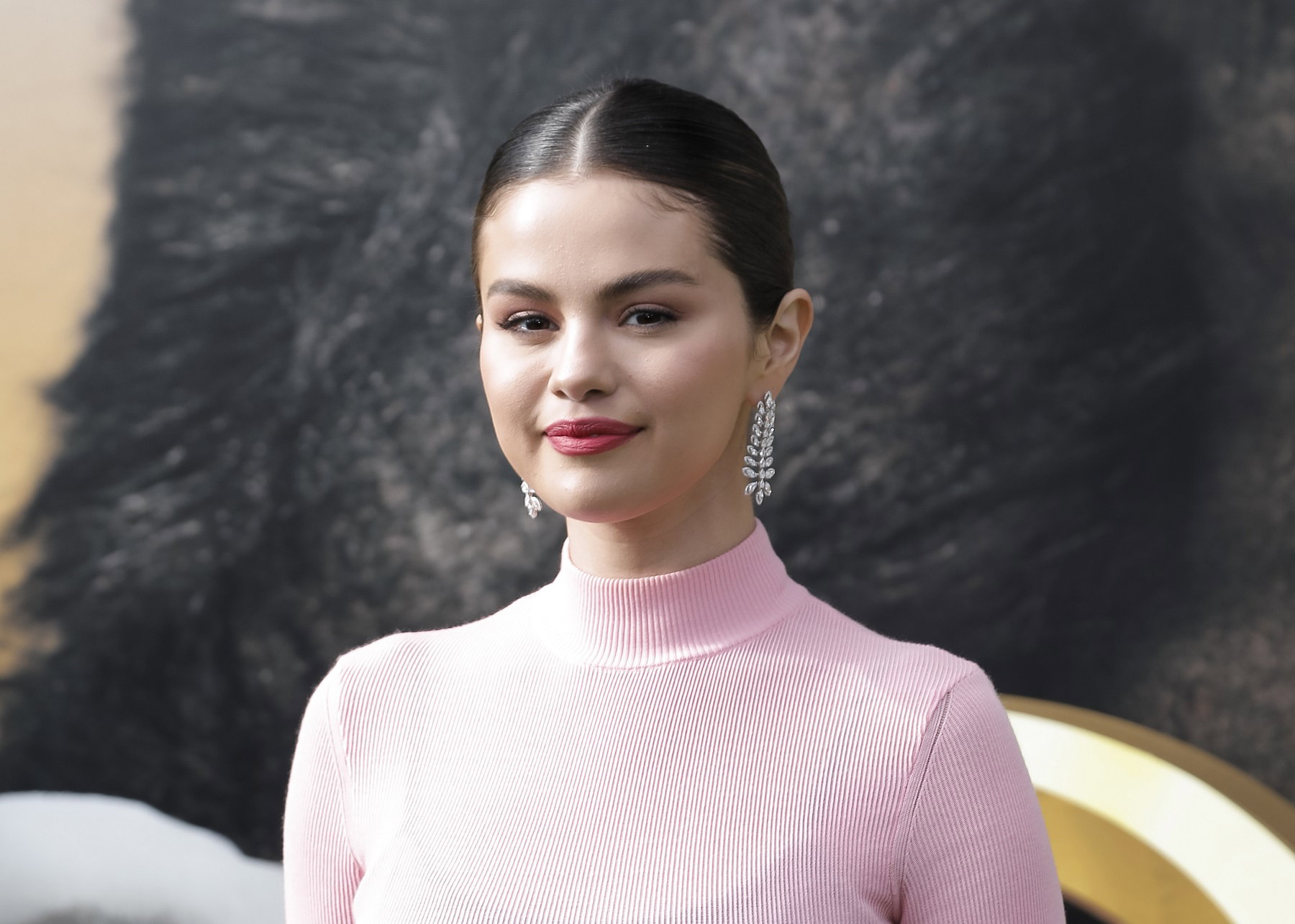 Rozświetlacz od Seleny Gomez to kosmetyk, od którego właściwie nie można więcej wymagać. Czy odkryliśmy ideał?