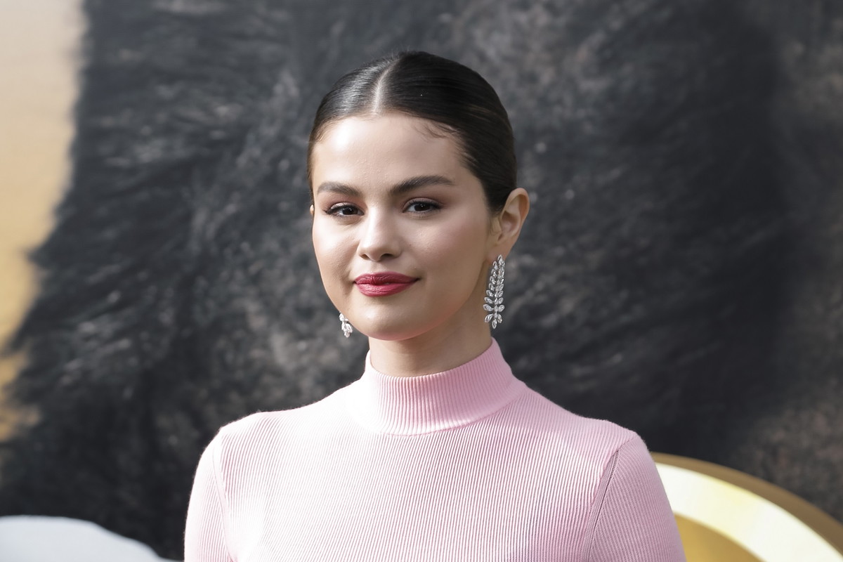 Rozświetlacz od Seleny Gomez to kosmetyk, od którego właściwie nie można więcej wymagać. Czy odkryliśmy ideał?
