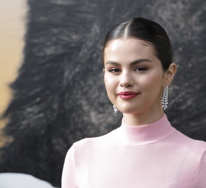 Rozświetlacz od Seleny Gomez to kosmetyk, od którego właściwie nie można więcej wymagać. Czy odkryliśmy ideał?